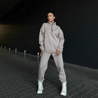 Damen sportliches Fleece-Set mit hohem Kragen und praktischen Reißverschlusselementen WW