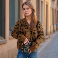 Damen Strickjacke im modernen Leopardenmuster mit Knopfdetails WW