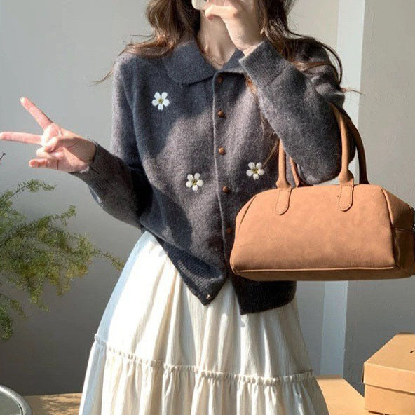 Damen Strickjacke mit floralen Applikationen und klassischem Kragen WW