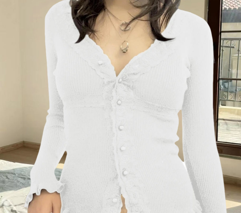 Damen Strickjacke mit romantischer Spitze und geschmackvollen Knöpfen WW