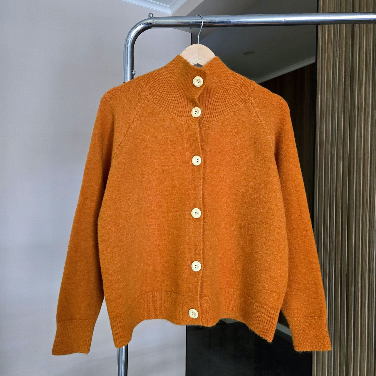 Damen Strickjacke mit hohem Kragen und großen Knöpfen WW