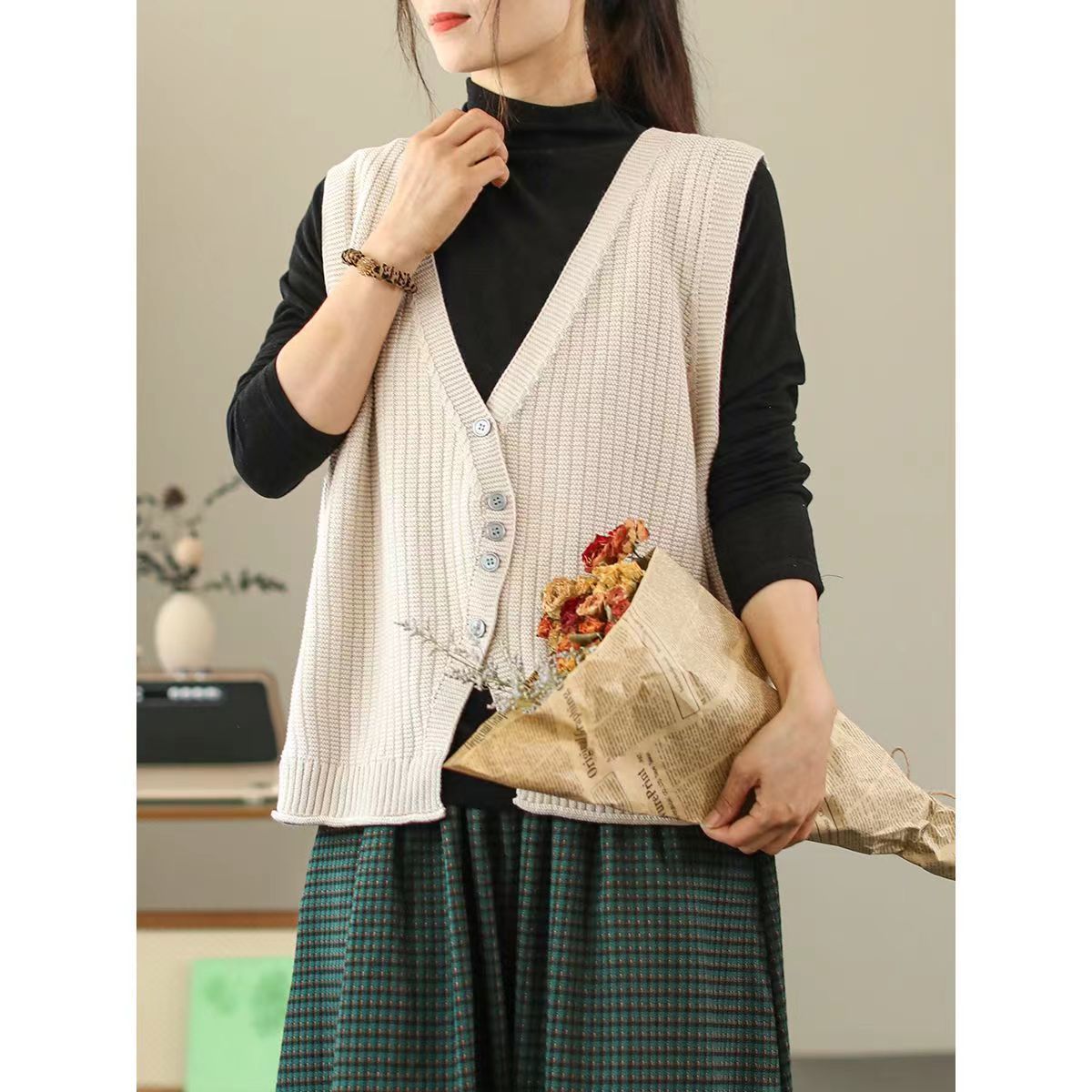 Damen Strickweste mit Knopfdetails und tiefem V-Ausschnitt WW