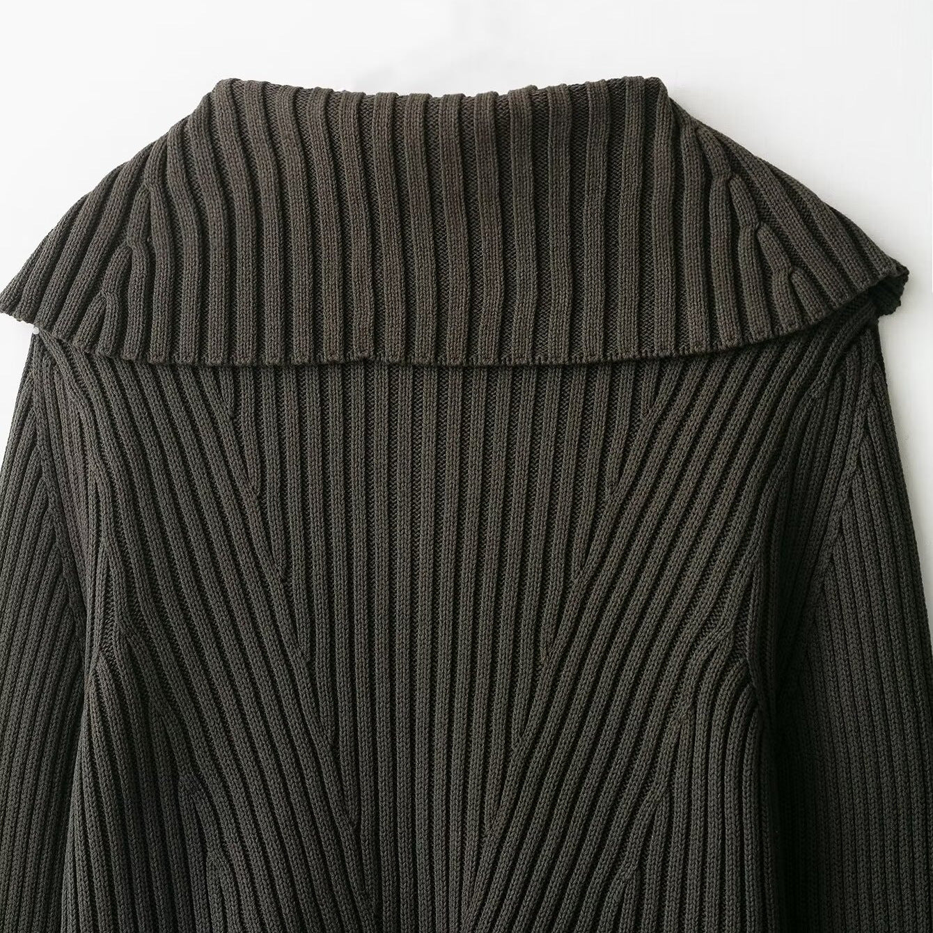 Damen Strickjacke mit dekorativem Kragen und modernen Knopfdetails WW