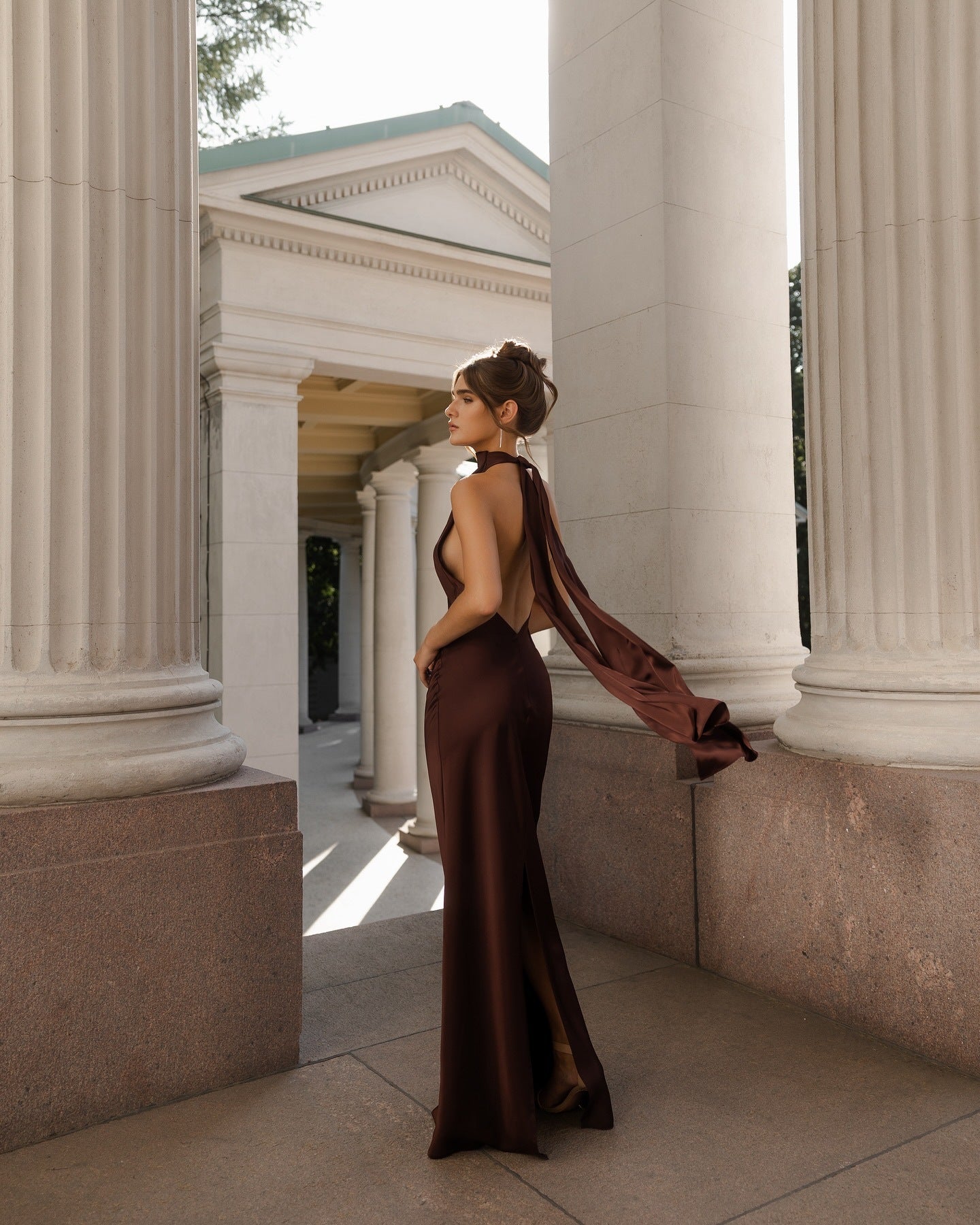 Damen Abendkleid mit elegantem Rückenausschnitt und fließendem Stoff WW