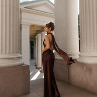 Damen Abendkleid mit elegantem Rückenausschnitt und fließendem Stoff WW