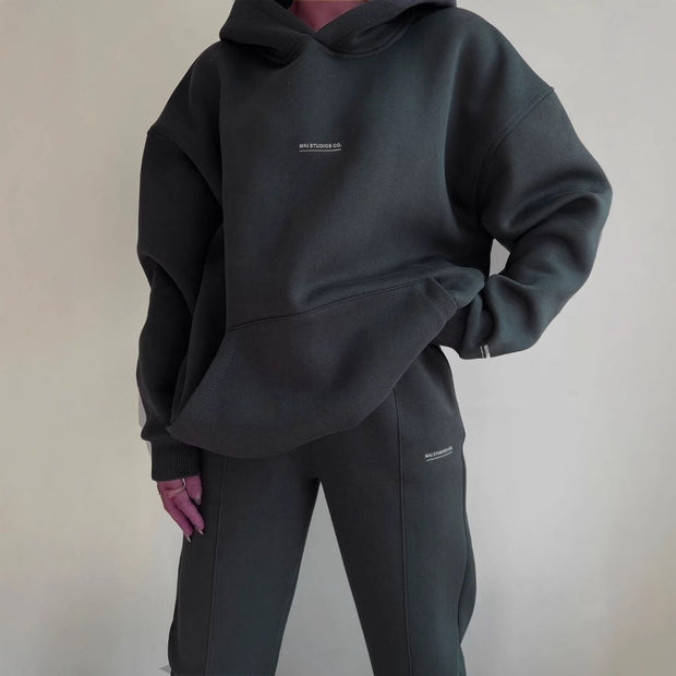 Damen Bequemer Oversized Hoodie mit Kängurutasche und modernem Schriftzug WW