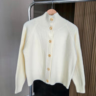 Damen Strickjacke mit hohem Kragen und großen Knöpfen WW