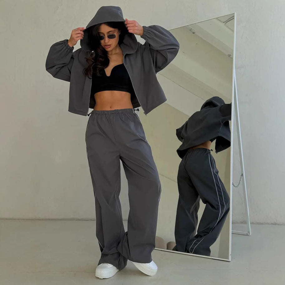 Damen sportliches Set mit funktionalem Kapuzenoberteil und lockerer Hose WW