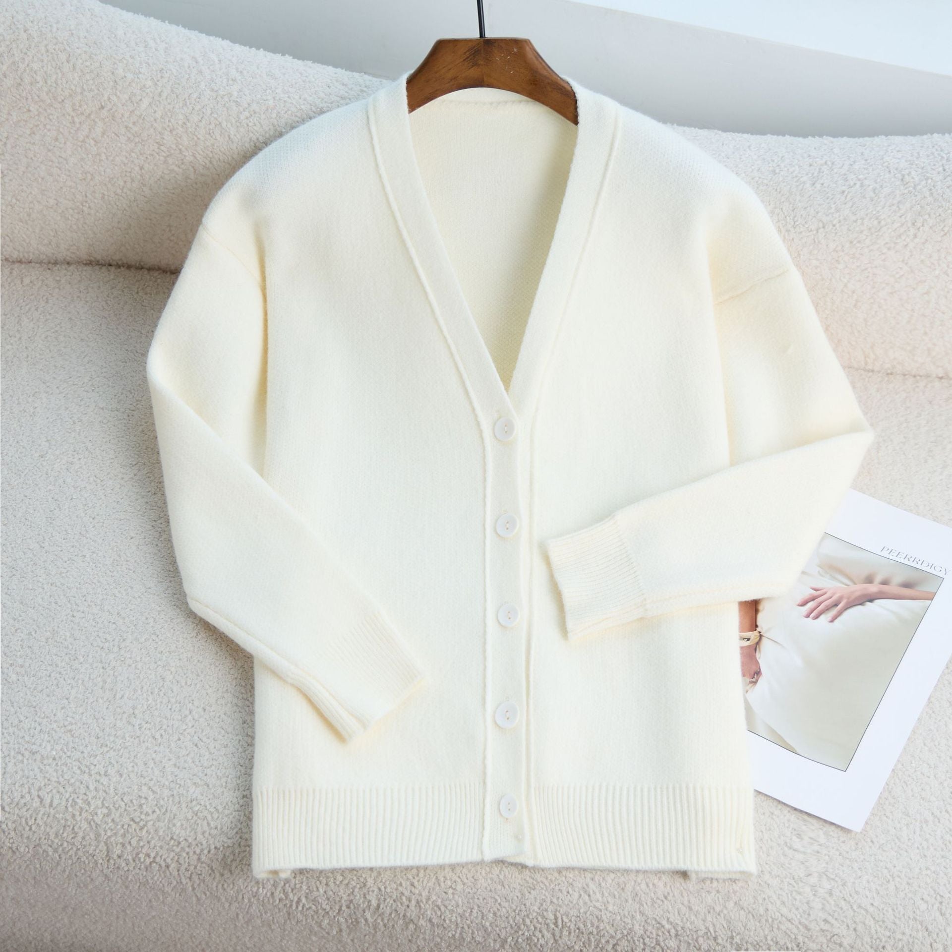 Damen Strickjacke mit V-Ausschnitt und feiner Rippstruktur WW