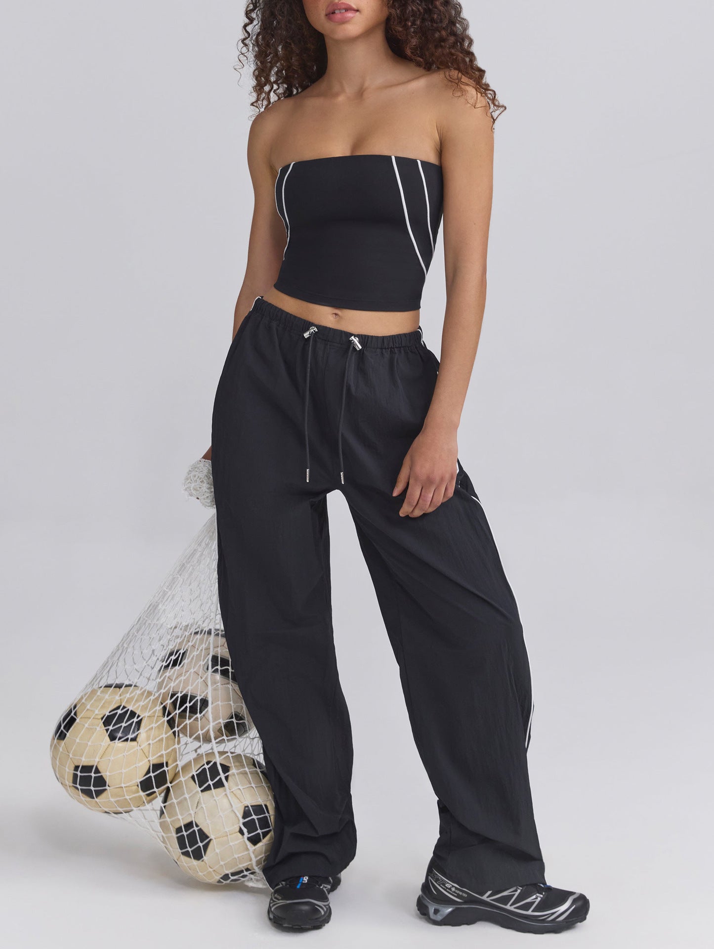 Damen Sportanzug mit hohem Kragen und farblich abgesetzten Akzenten WW