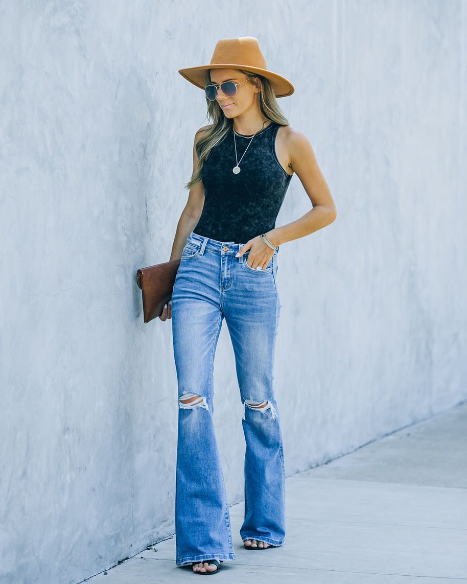 Damen Schlagjeans mit Distressed-Details und hohem Bund WW