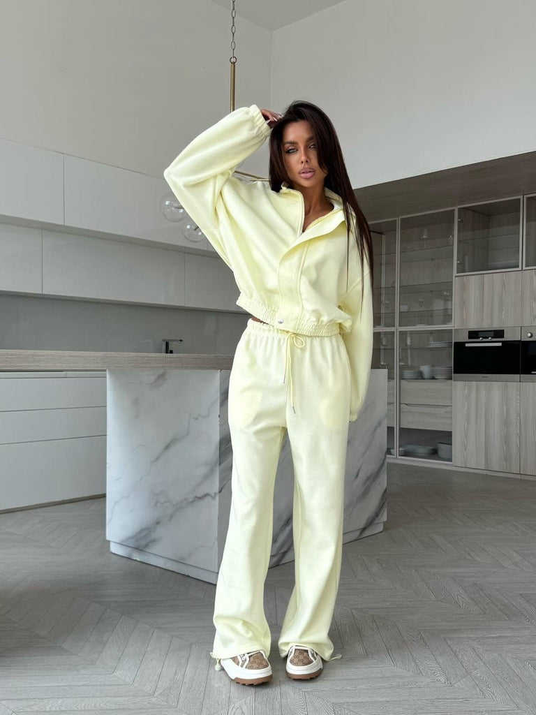 Damen sportlich elegantes Set mit moderner Kapuzenjacke und weit geschnittenen Jogginghosen WW