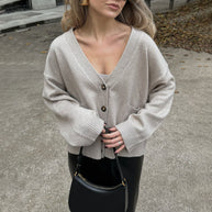 Damen Strickjacke mit tiefem V-Ausschnitt und praktischen Taschen WW