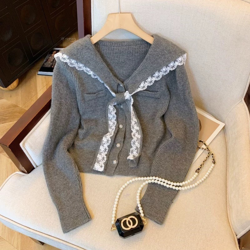 Damen Strickjacke mit Rüschen-Halsband und dekorativen Knöpfen WW