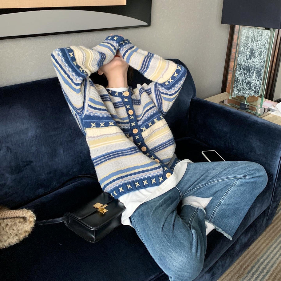 Damen Strickjacke mit buntem Streifenmuster und dekorativen Knöpfen WW