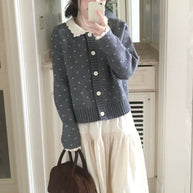 Damen Strickjacke mit Rüschenkragen und Knopfdetails WW