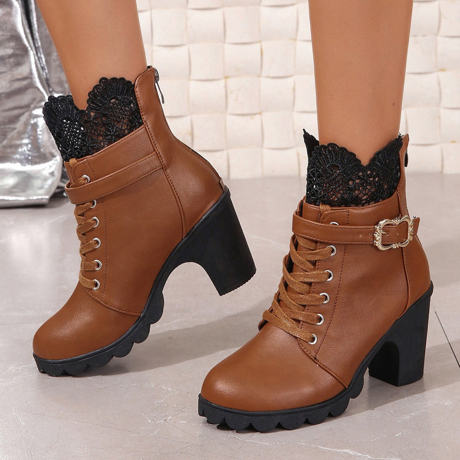 Damen Ankle Boots mit elegantem Spitzenbesatz und modischem Blockabsatz WW
