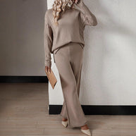 Damen Stilvolles Strickset mit hohem Kragen und weiter Hose WW