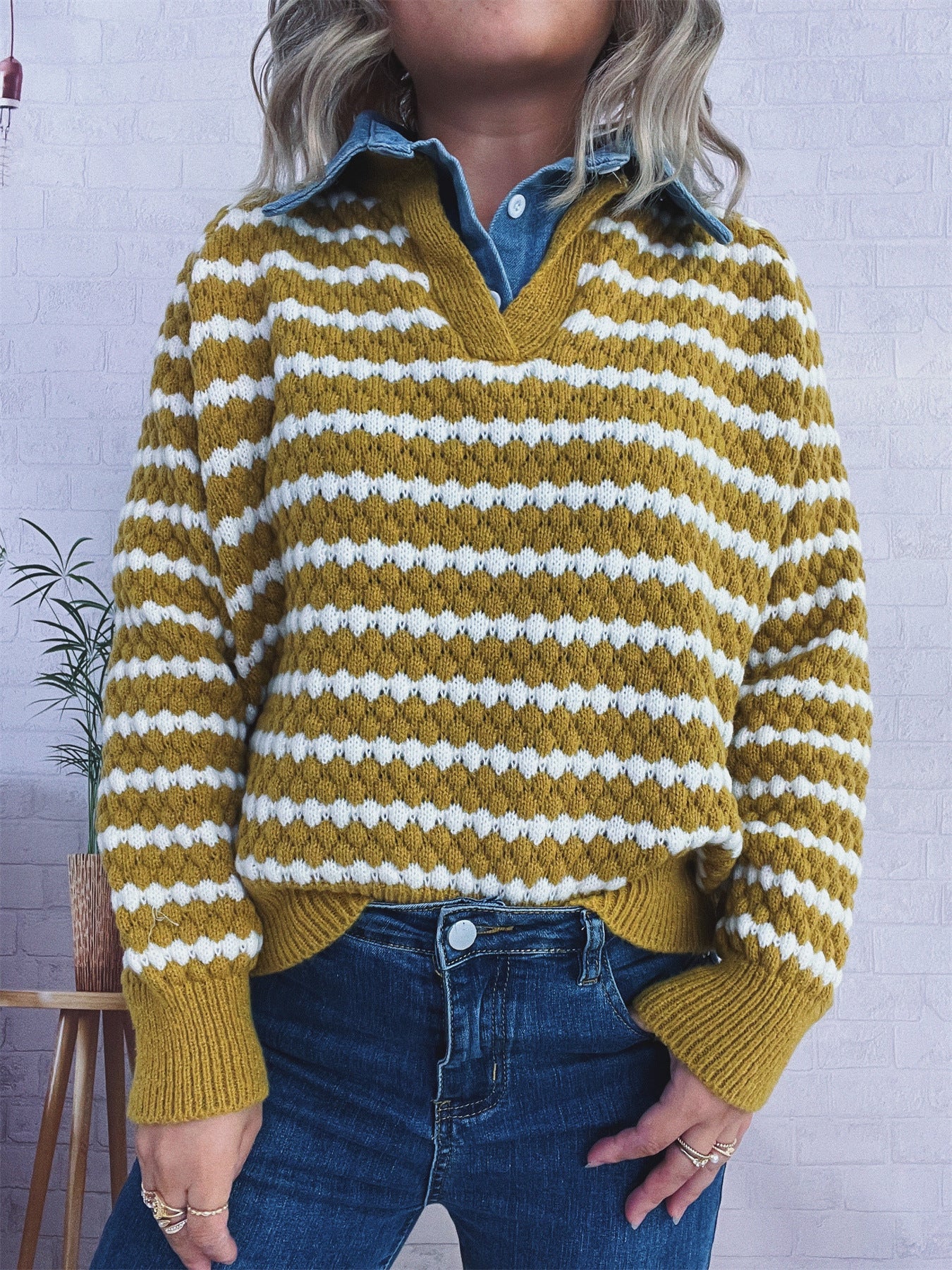 Damen Strickpullover mit tiefem V-Ausschnitt und markantem Streifenmuster WW