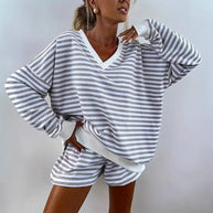 Damen Sportliches Streifenoberteil mit kurzen Shorts WW