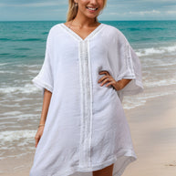 Damen Strandkleid mit dekorativen Häkel-Details und asymmetrischem Saum WW