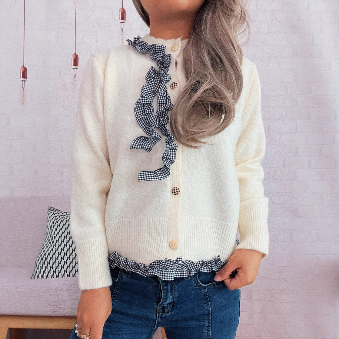 Damen Strickjacke mit romantischem Rüschenabschluss und detailverliebtem Knopfdurchzug WW