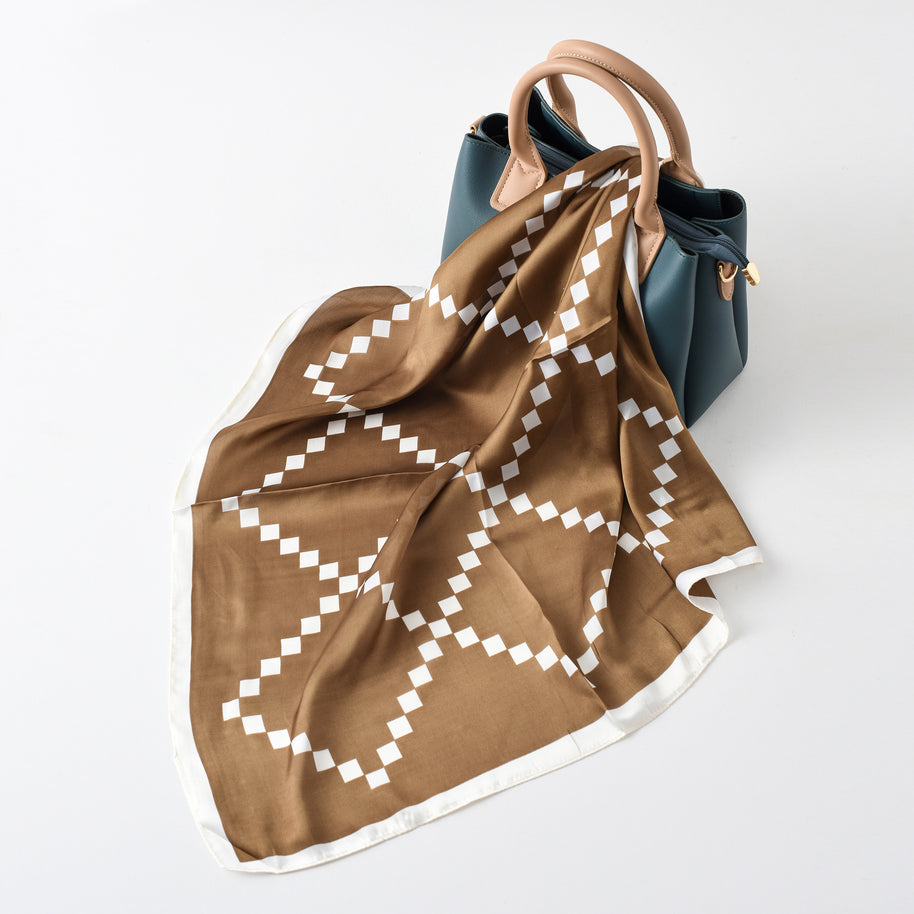 Damen Seidenschal mit modernem grafischen Design und luxuriösem Glanz WW