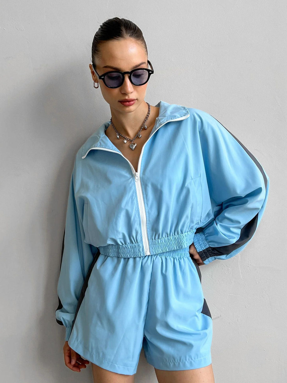 Damen Sportliches Windbreaker-Set mit elastischen Shorts WW