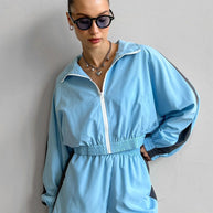 Damen Sportliches Windbreaker-Set mit elastischen Shorts WW