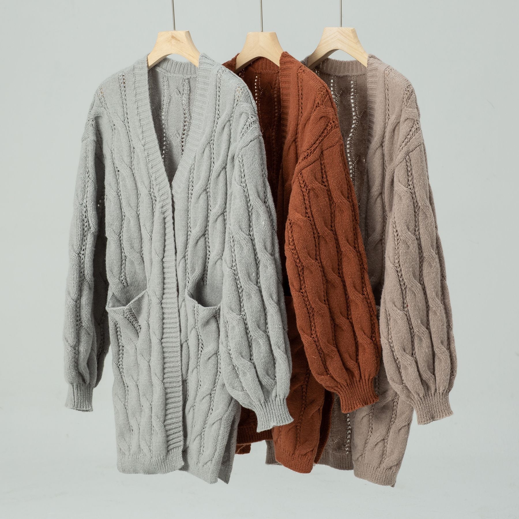 Damen Strickjacke mit V-Ausschnitt und praktischen Taschen WW