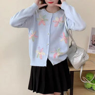 Damen Strickjacke mit floralen Stickereien und Knopfverschluss WW