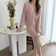 Damen Strickensemble mit V-Ausschnitt und dekorativen Perlenknöpfen WW