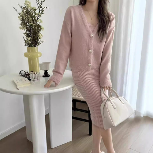 Damen Strickensemble mit V-Ausschnitt und dekorativen Perlenknöpfen WW