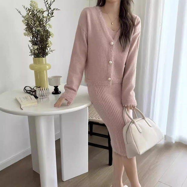 Damen Strickensemble mit V-Ausschnitt und dekorativen Perlenknöpfen WW