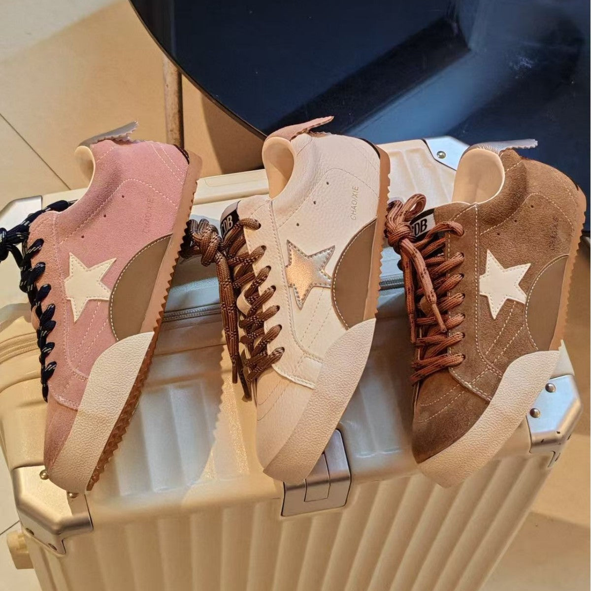 Damen Sneakers mit weichem Wildleder und modischen Details WW