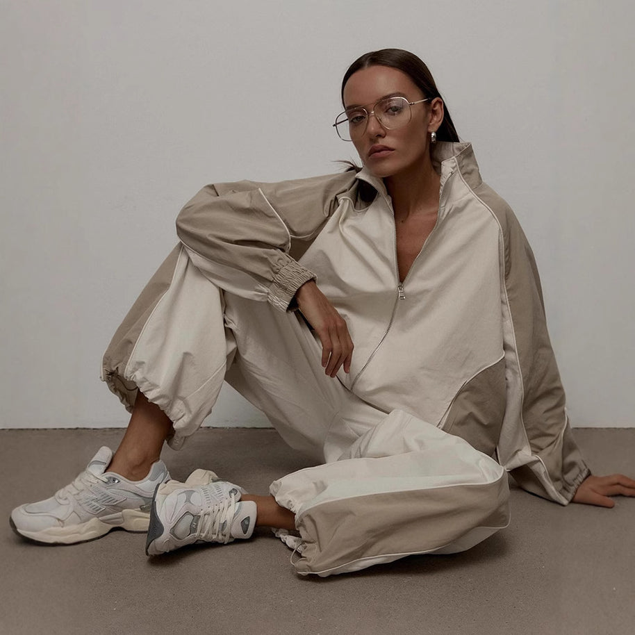 Damen sportliche und leichtgewichtige Hybridjacke mit hohem Kragen WW