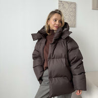 Damen sportliche Daunenjacke mit hohem Kragen und voluminösem Schnitt WW