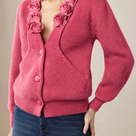 Damen Strickjacke mit floraler Applikation und tiefem V-Ausschnitt WW