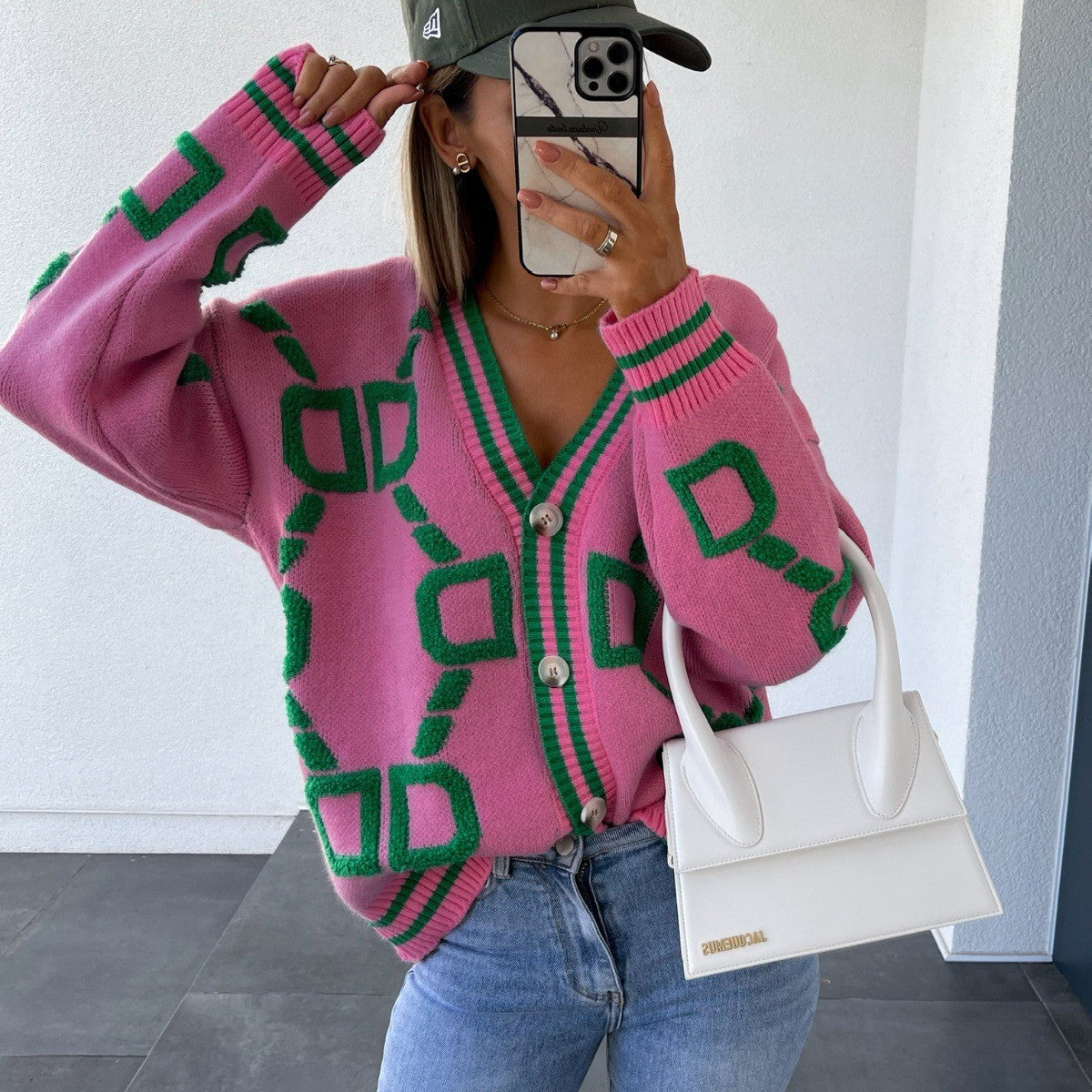 Damen Strickjacke mit grafischem Muster und eleganten Knöpfen WW