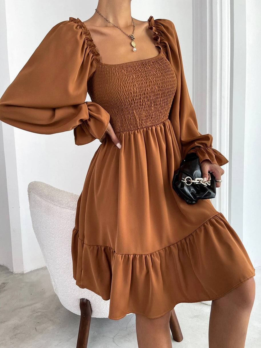 Damen eingearbeitetes Minikleid mit voluminösen Rüschenärmeln und Square-Neck WW