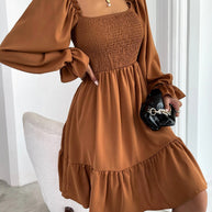 Damen eingearbeitetes Minikleid mit voluminösen Rüschenärmeln und Square-Neck WW