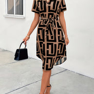 Damen Kleid mit modernem geometrischen Muster und taillierbarem Gürtel WW