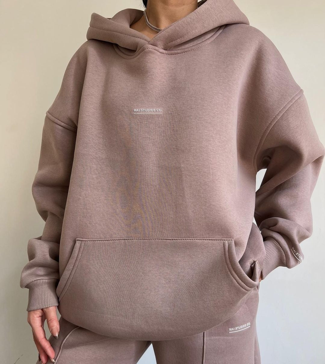 Damen Bequemer Oversized Hoodie mit Kängurutasche und modernem Schriftzug WW