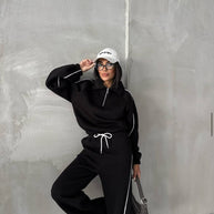 Damen Sportanzug mit hohem Kragen und weitem Schnitt WW