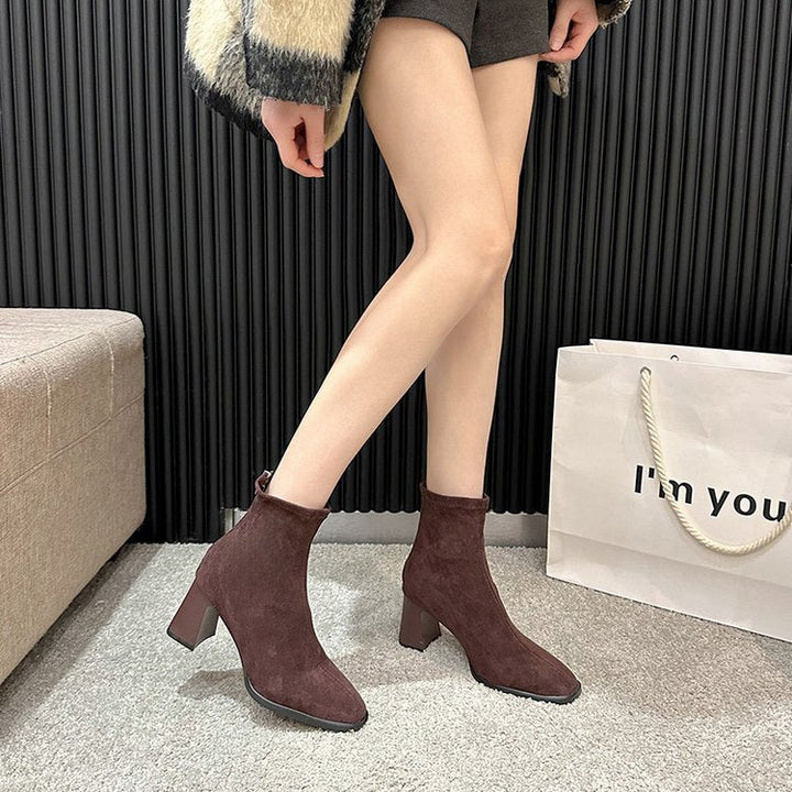 Damen Stiefeletten mit elegantem Blockabsatz und weichem Veloursleder W&W Mode