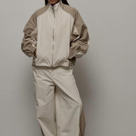 Damen sportliche und leichtgewichtige Hybridjacke mit hohem Kragen WW