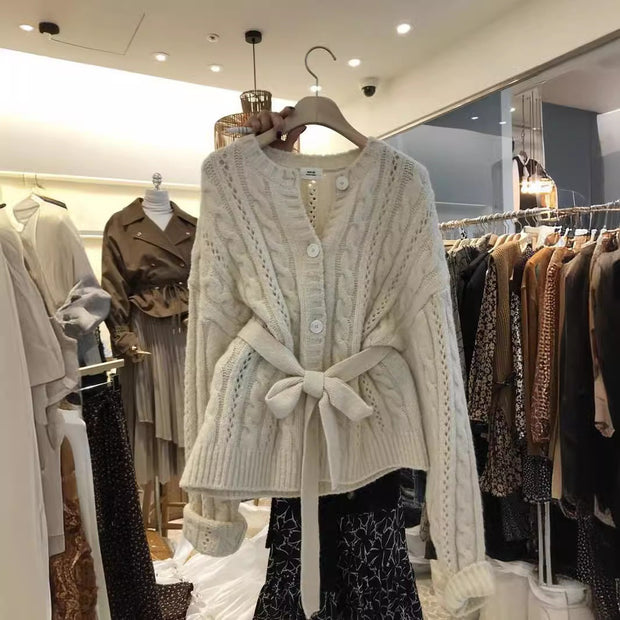 Damen Strickjacke mit Taillengürtel und Zopfmuster WW