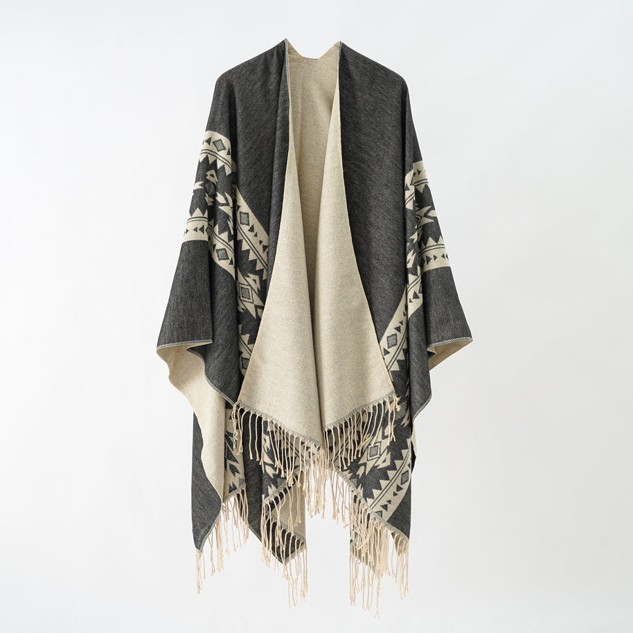 Damen eleganter Strickponcho mit kunstvollen Fransen und floralen Akzenten WW