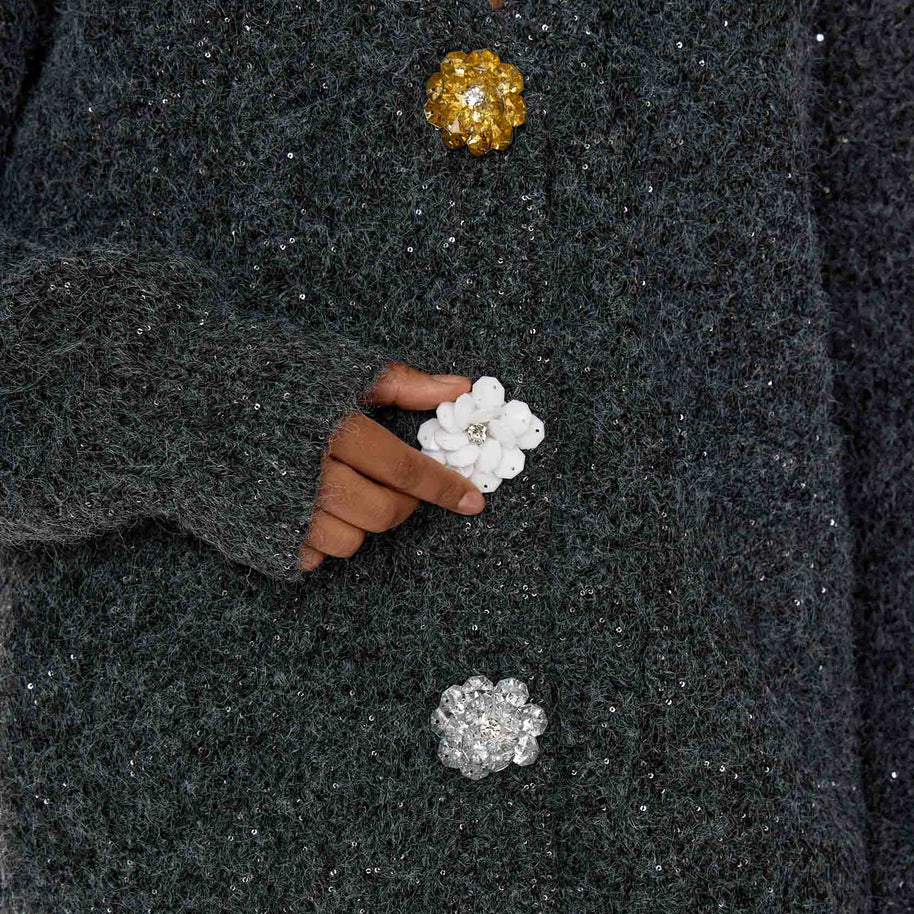 Damen Strickjacke mit auffälligen Knopfdetails und weichem Material WW