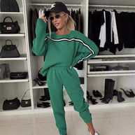 Damen sportliches und lässiges Set mit schmal geschnittenem Oberteil und Jogginghose WW